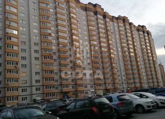 Сдаю 2-ком. квартиру, 77 м2, Воронеж, улица Академика Конопатова, 13, ЖК Спутник