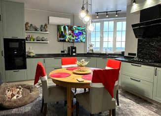 Продается трехкомнатная квартира, 120 м2, Энгельс, улица Пушкина, 31А