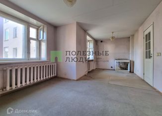 Продается двухкомнатная квартира, 65.7 м2, Киров, улица Ленина, 45