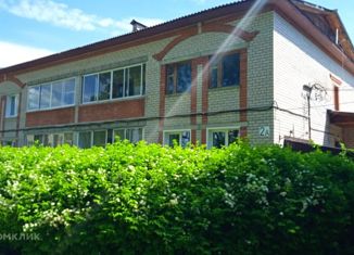 Продается 4-комнатная квартира, 106 м2, Котельнич, улица Матвеева, 2А