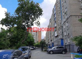 Продаю трехкомнатную квартиру, 56.4 м2, Новосибирск, улица Челюскинцев, 4