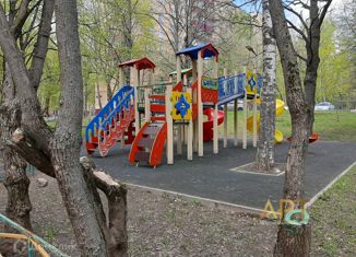 Продаю трехкомнатную квартиру, 56 м2, Москва, улица Гришина, 10к2, станция Рабочий Посёлок