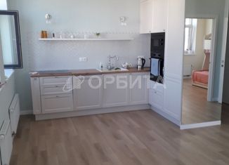 Продам 2-ком. квартиру, 64 м2, Тюменская область, улица Тимофея Чаркова, 91