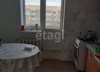 Продается двухкомнатная квартира, 52.8 м2, поселок городского типа Мирный, улица Сырникова, 32