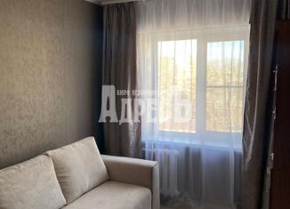 Продается 4-комнатная квартира, 59 м2, Малоярославец, улица Гагарина, 4