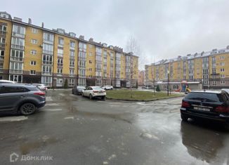 Продажа трехкомнатной квартиры, 100 м2, Владикавказ, улица Шамиля Джикаева, 7А, 18-й микрорайон