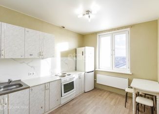 Продам 2-ком. квартиру, 54 м2, Тюмень, Западносибирская улица, 30