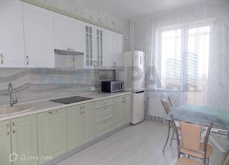 Сдается трехкомнатная квартира, 85 м2, Челябинск, улица Курчатова, 11