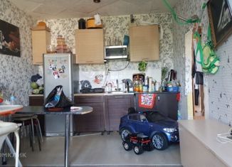 Продаю 2-ком. квартиру, 42 м2, Череповец, Комсомольская улица, 4