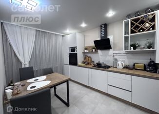 Продается трехкомнатная квартира, 79.9 м2, посёлок Большое Исаково, улица Василия Сухомлинского, 1