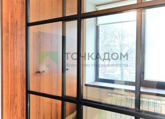 Продаю 2-комнатную квартиру, 61 м2, Санкт-Петербург, Средний проспект Васильевского острова, 61, метро Василеостровская