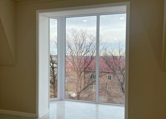 Продается 4-комнатная квартира, 112.2 м2, Хасавюрт, улица Воинов Интернационалистов, 24Б