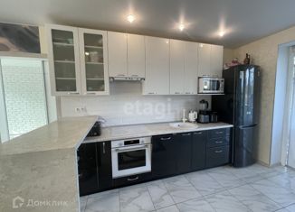 Продается 4-комнатная квартира, 119.5 м2, Кириши, улица Нефтехимиков, 34/1