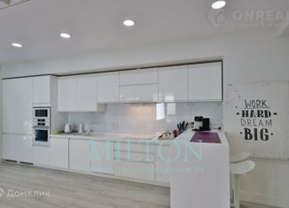 Продается 5-ком. квартира, 200 м2, Геленджик, Революционная улица, 47к2