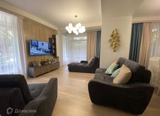 Продаю 3-комнатную квартиру, 100.7 м2, посёлок городского типа Красная Поляна, улица Турчинского, 10, ЖК Зимняя Сказка