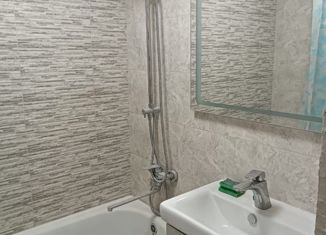 Продаю 4-ком. квартиру, 100 м2, село Строгоновка, Лечебная улица, 3