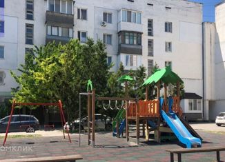 Продается трехкомнатная квартира, 67 м2, поселок городского типа Заозерное, улица Гайдара, 60