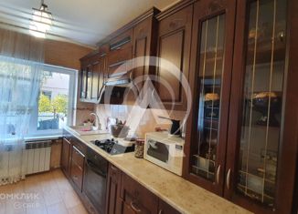 Продаю 4-комнатную квартиру, 98 м2, поселок городского типа Новомихайловский, Совхозная улица, 17