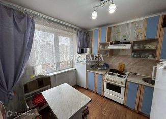 Продам трехкомнатную квартиру, 64 м2, Старый Оскол, микрорайон Жукова, 28