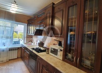 Продаю четырехкомнатную квартиру, 98 м2, поселок городского типа Новомихайловский, Совхозная улица, 17