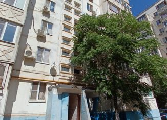 Продается 4-комнатная квартира, 88 м2, Астрахань, улица Бабаевского, 39к2