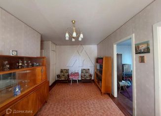 Продам 4-ком. квартиру, 61 м2, Гатчина, улица Хохлова, 15