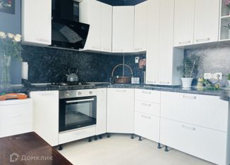 Продаю 2-ком. квартиру, 71.3 м2, посёлок городского типа Яблоновский, Космическая улица, 88/2к4