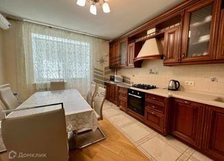 Сдам трехкомнатную квартиру, 105 м2, Казань, улица Сибгата Хакима, 5А