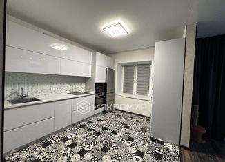 Продажа 3-ком. квартиры, 90 м2, Челябинск, улица Братьев Кашириных, 156, Центральный район