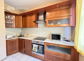 Сдаю в аренду 1-ком. квартиру, 50 м2, Москва, Базовская улица, 10