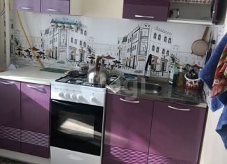 Продается трехкомнатная квартира, 61.6 м2, поселок городского типа Уренгой, 1-й микрорайон, 10/1