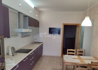 Сдаю в аренду 2-ком. квартиру, 80 м2, Омск, Харьковская улица, 23