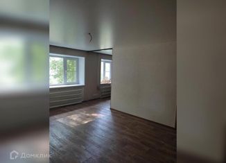 Продаю 3-ком. квартиру, 43 м2, Еманжелинск, улица Бажова, 3