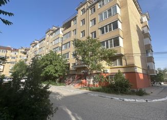 Продажа 3-ком. квартиры, 90 м2, Элиста, улица Юрия Клыкова, 81Б