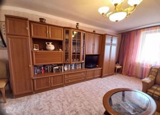 Трехкомнатная квартира на продажу, 65 м2, поселок городского типа Мирный, улица Сырникова, 18