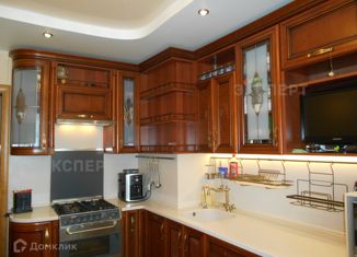 Продам 5-комнатную квартиру, 98.4 м2, Великий Новгород, улица Кочетова, 16/46