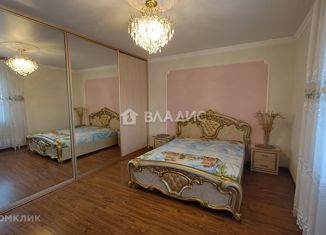 Сдаю в аренду 2-ком. квартиру, 80 м2, Тобольск, улица Знаменского, 45