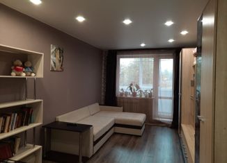 Трехкомнатная квартира на продажу, 72 м2, посёлок городского типа Сиверский, улица Строителей, 8