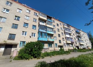 Продаю 3-ком. квартиру, 58 м2, Невель, улица Горького, 92