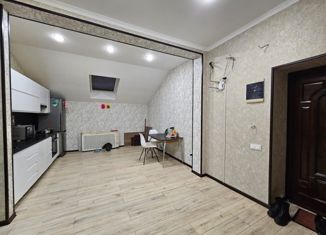 Продам трехкомнатную квартиру, 76.7 м2, Невинномысск, улица Дунаевского, 3А