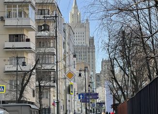 Продается 1-комнатная квартира, 47 м2, Москва, Староконюшенный переулок, 26, метро Арбатская