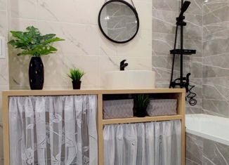 Продаю 1-ком. квартиру, 45 м2, Челябинск, улица Генерала Мартынова, 3, жилой район Краснопольская Площадка 1