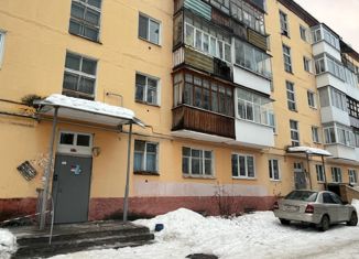 Продаю трехкомнатную квартиру, 60 м2, Дегтярск, улица Циолковского, 2