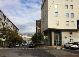 Продам 4-комнатную квартиру, 140 м2, Новороссийск, улица Губернского, 42А