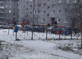 Трехкомнатная квартира на продажу, 60 м2, Оленегорск, Строительная улица, 54