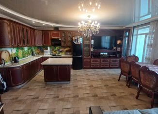 Продается четырехкомнатная квартира, 125 м2, Уссурийск, улица Пушкина, 150