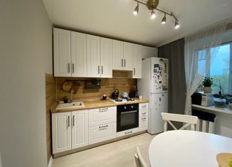 Продажа 2-ком. квартиры, 50 м2, Балабаново, улица 50 лет Октября, 23