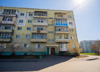 Продается двухкомнатная квартира, 52.4 м2, поселок городского типа Бачатский, улица Л. Шевцовой, 54