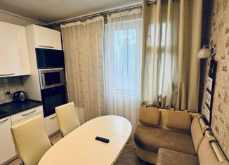 Продам 1-ком. квартиру, 38 м2, Москва, улица Бутлерова, 4, метро Калужская