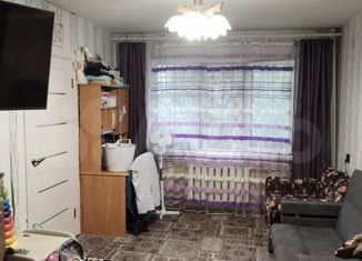 Продам 2-ком. квартиру, 46 м2, Луга, проспект Кирова, 93
